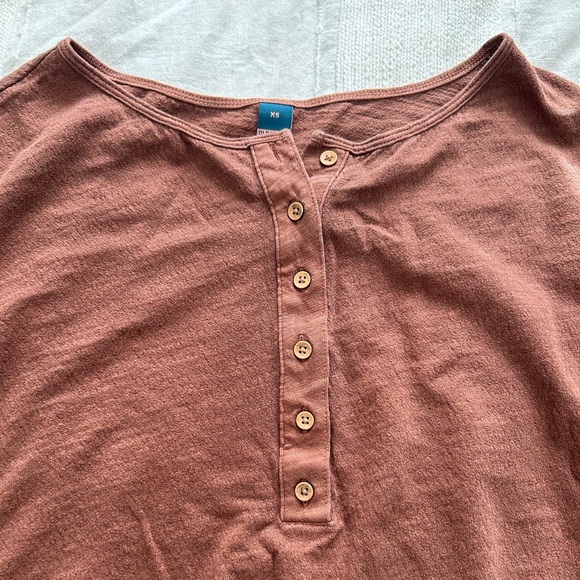 Old navy cropped button t shirt - Picture 3 of 5